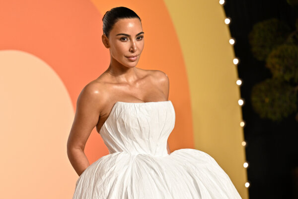 Kim Kardashian arrives at the Vanity Fair Oscar Party