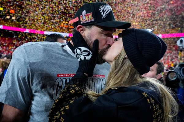 Travis Kelce and Taylor Swift kiss