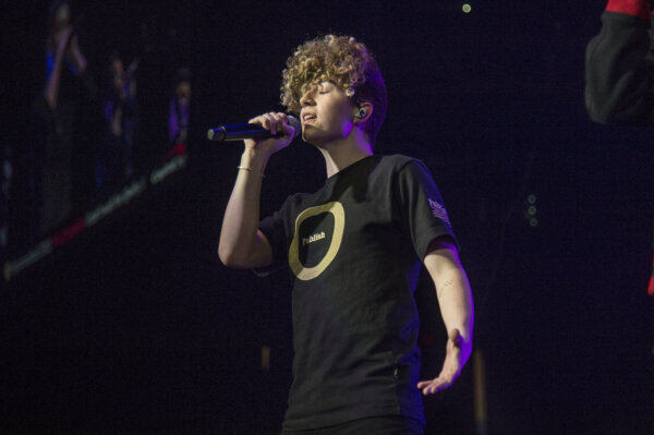 Jack Avery perofrms